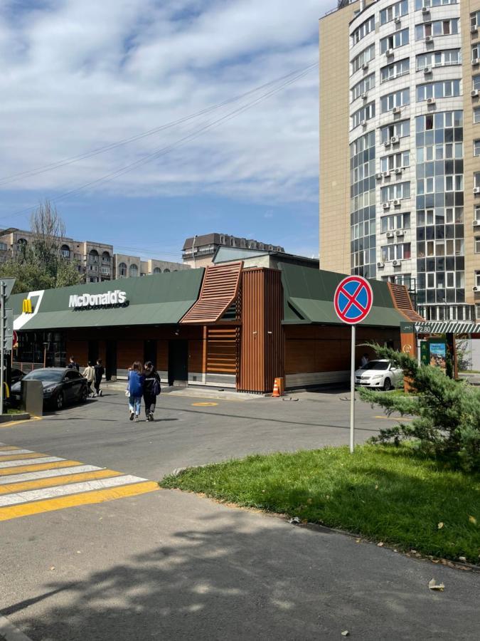 Уютная Квартира В Самом Сердце Алматы الماتي المظهر الخارجي الصورة